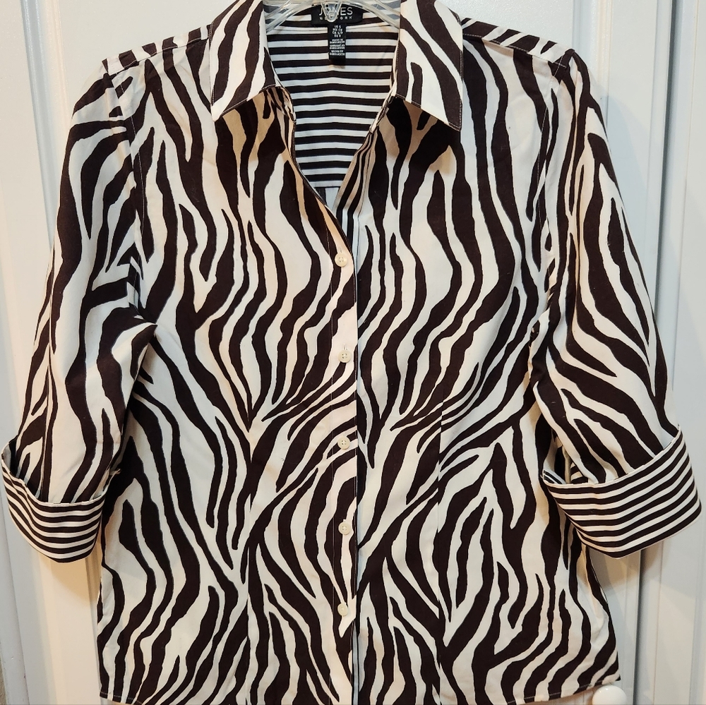 Zebra stripped button down blouse - Picture 4 of 5